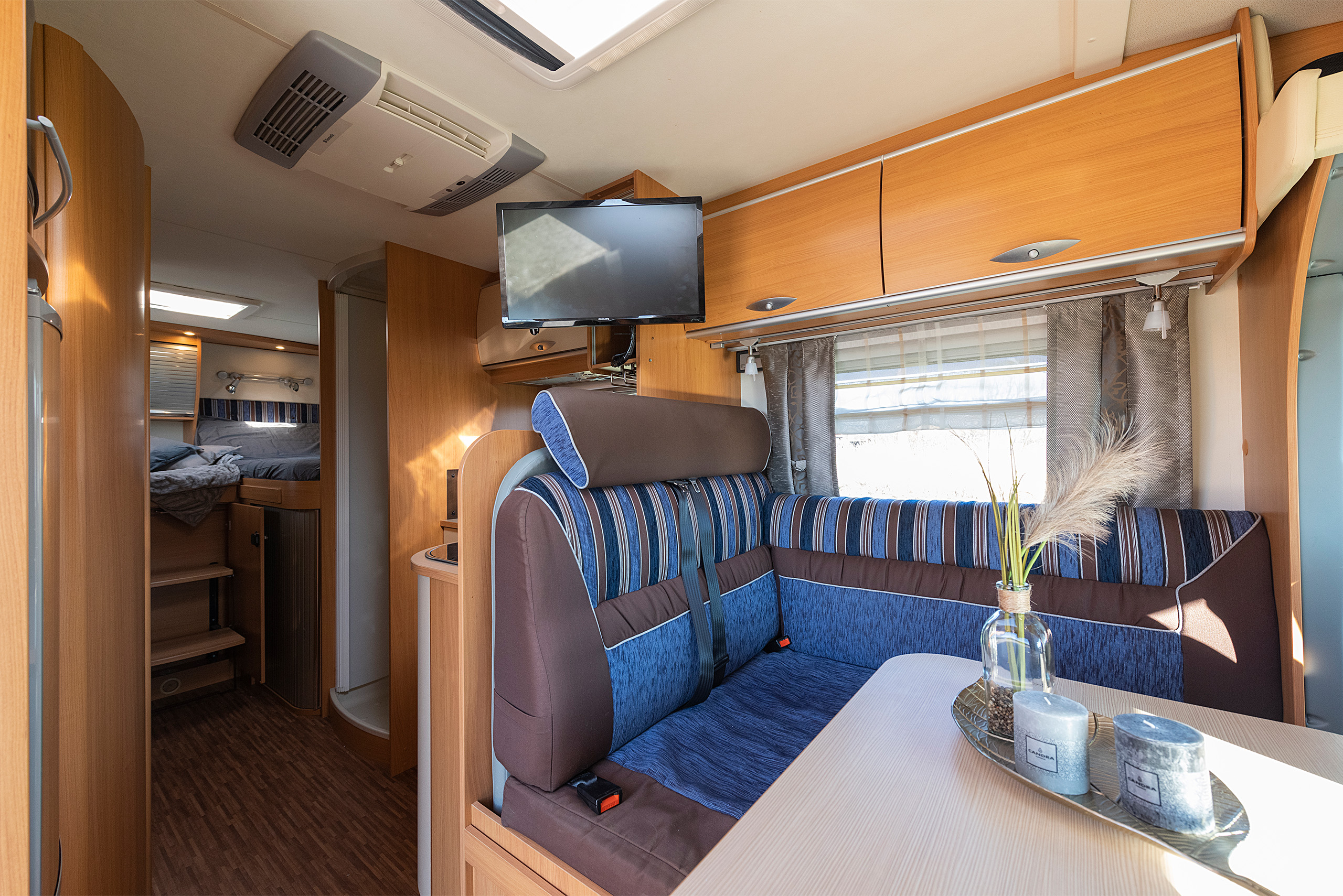 /assets/product/camper-inside2-web.jpg