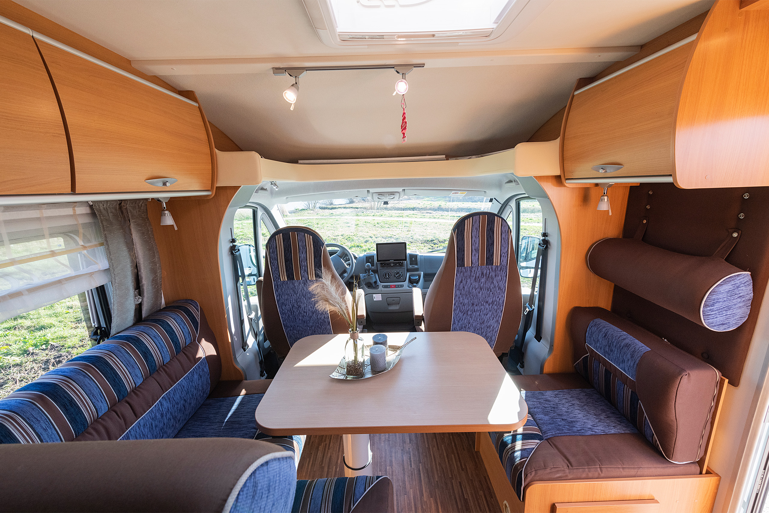 /assets/product/camper-inside3-web.jpg